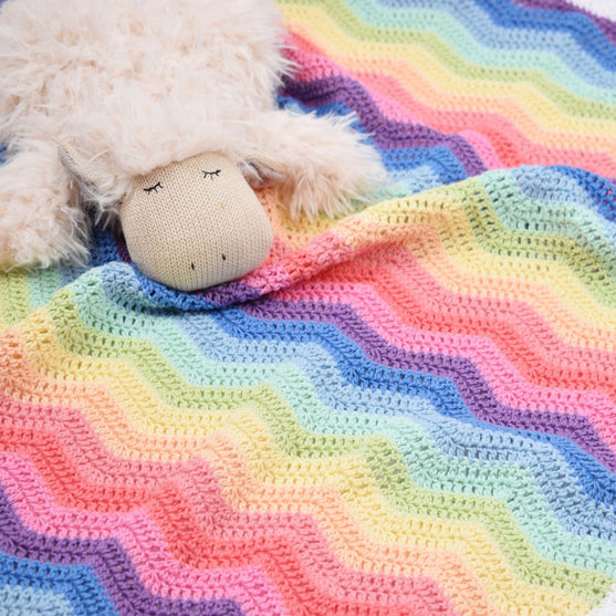 Heklet Rainbow babyteppe - pastell farger
2