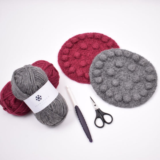 Tovet gryteunderlag med blomst i bobler
3