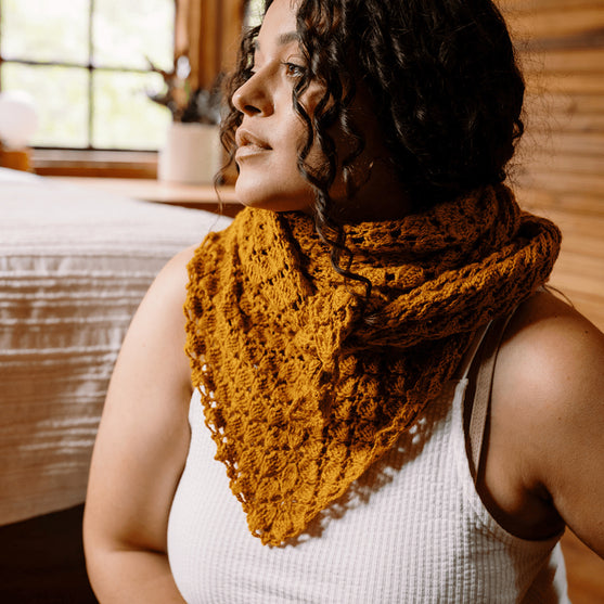 Grisaille - Trekantsjal i hullmønster
4