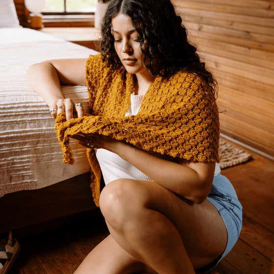 Grisaille - Trekantsjal i hullmønster
5