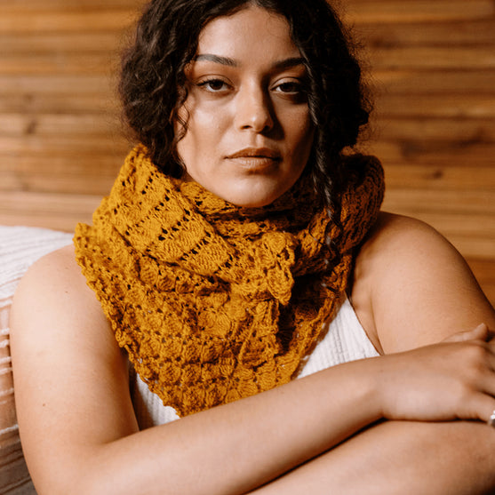 Grisaille - Trekantsjal i hullmønster
6