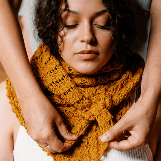 Grisaille - Trekantsjal i hullmønster
7