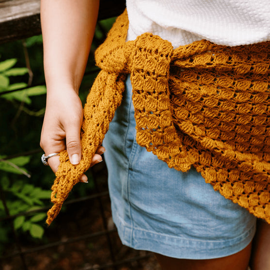 Grisaille - Trekantsjal i hullmønster
8