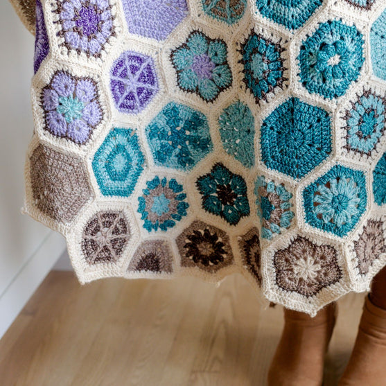 Aura - Motivteppe - #FrostandBloomCAL
4