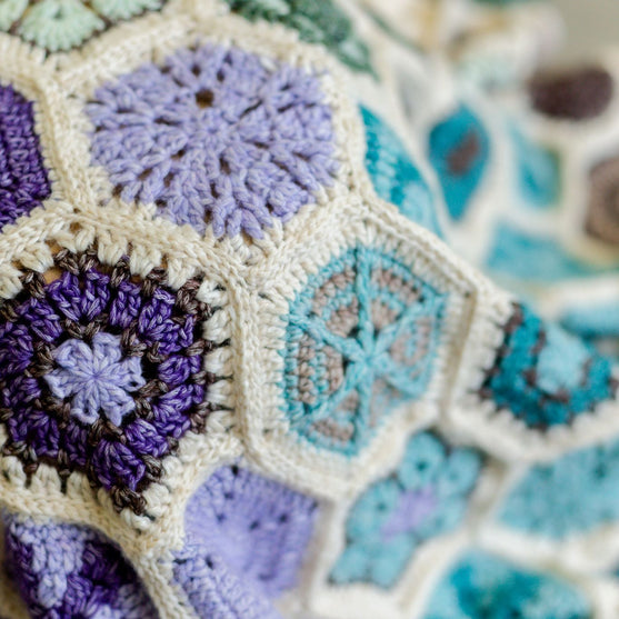 Aura - Motivteppe - #FrostandBloomCAL
5