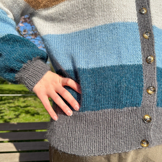 Brede Striber - Kort Cardigan
6