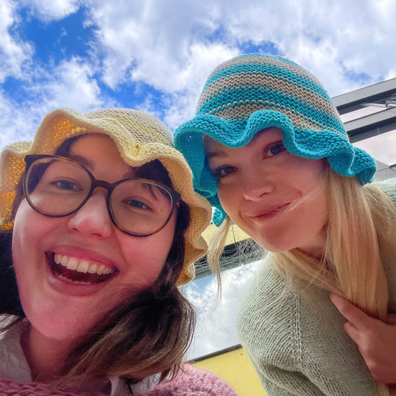 Sopka - Bøttehatt med bølgekant
7