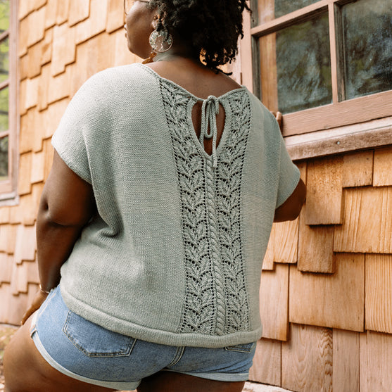 

Floreale Top - T-skjorte med hullmønster på ryggen
1