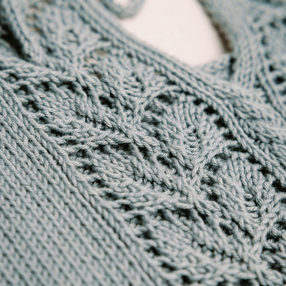 

Floreale Top - T-skjorte med hullmønster på ryggen
3