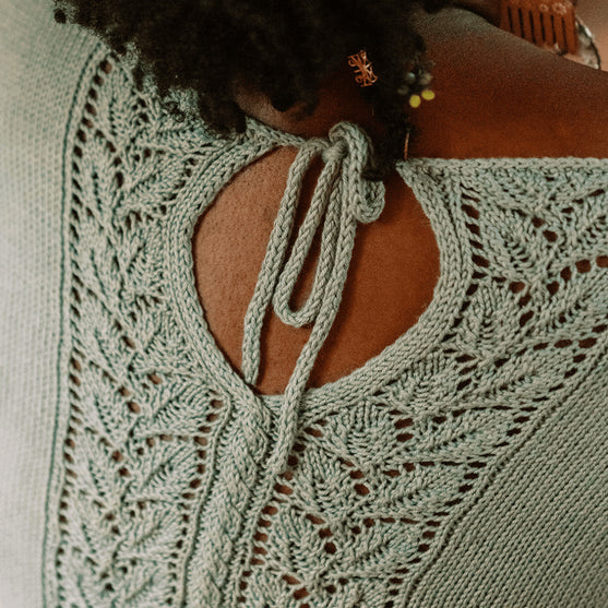 

Floreale Top - T-skjorte med hullmønster på ryggen
4