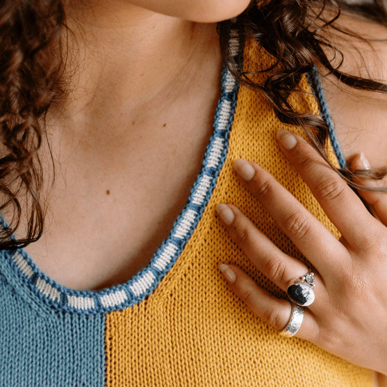 

Bevelled Tank - Ermeløs Intarsia Topp
6