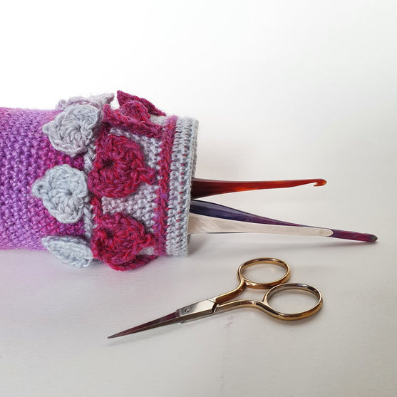 

Spring Petal - Heklenålholder
2