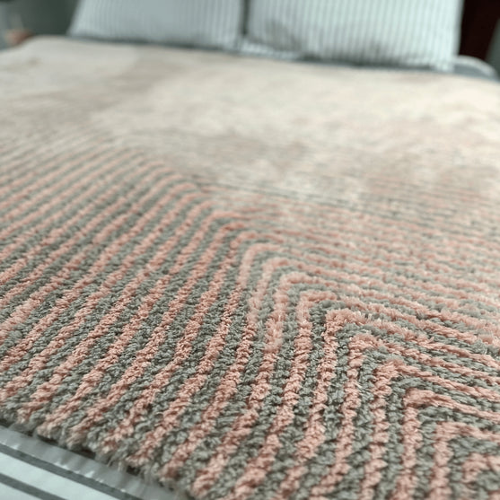 

Ruby’s Mitered Square Blanket - Teppe
4