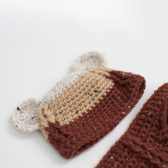 

Happy Bear - Babyteppe og -lue
5