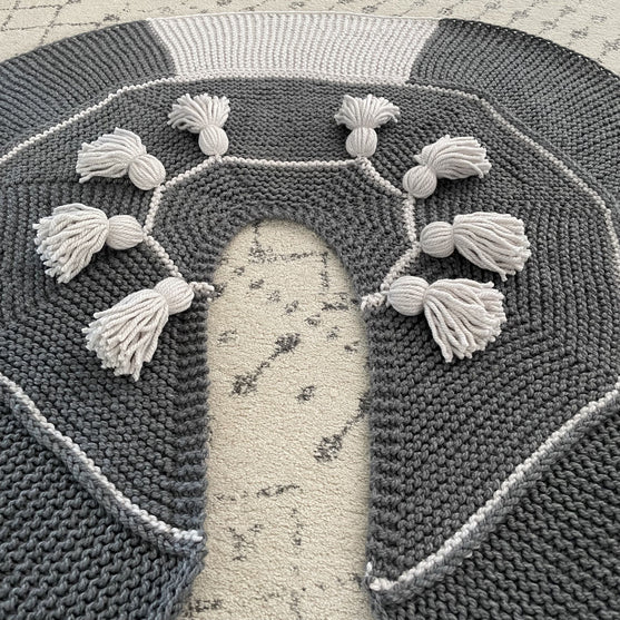 

Festive Tassels - Juletreteppe
5