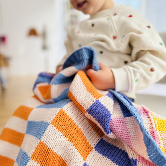 

Hilma - Babyteppe - Strikkekit
2