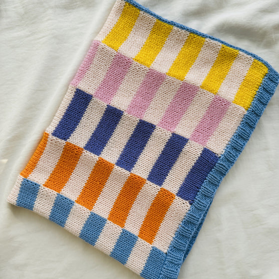 

Hilma - Babyteppe - Strikkekit
3