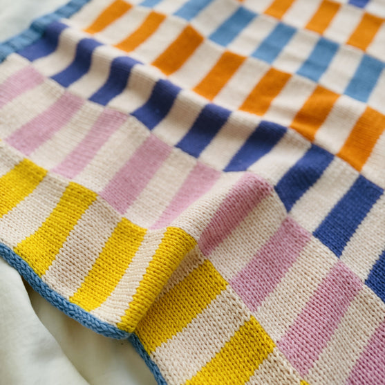 

Hilma - Babyteppe - Strikkekit
4